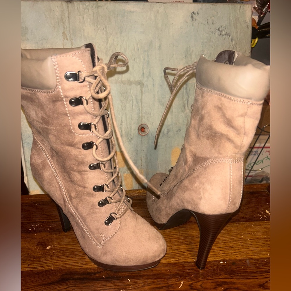 Stylish Tan Lace-Up Women's Boots size 7